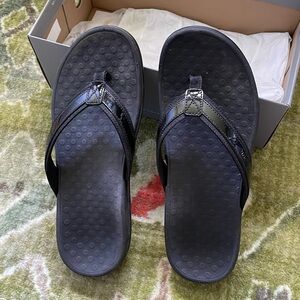 Black Patent Vionic flip flop size 9. Worn 2-3 times